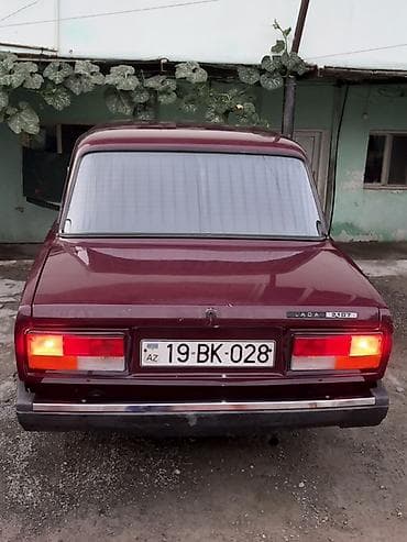1 9 karobka mexanika: VAZ 2107 sedan - Kuzov: 4 qapılı sedan, tünd qırmızı/bordo rəng. - — 10