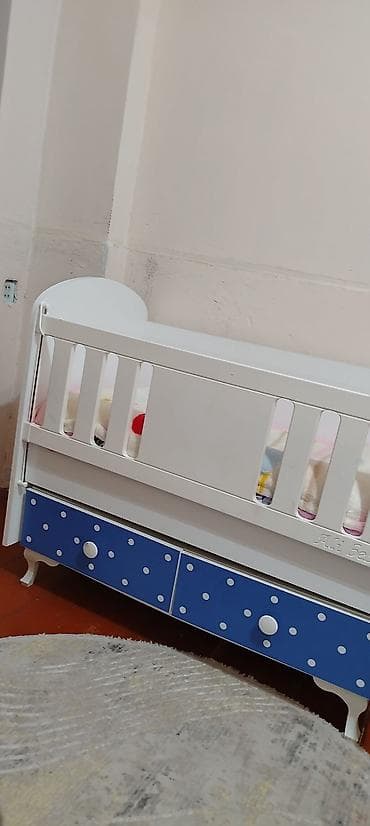 Oğlan və qız üçün, Dördbucaq, Beşik, Dəstsiz, Matras ilə, Yellənmə mexanizmsiz