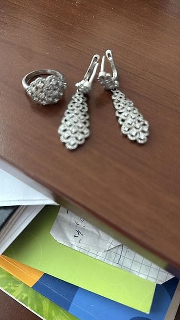 Gümüş rəngli zərgərlik dəsti - Tərkib: Üzük + sallantılı sırğalar (1