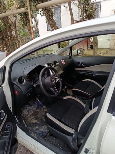 toyota plus c: Nissan Note, ağ rəng, 5 qapılı hatchback. günlük 30 az depozit 300azn — 1