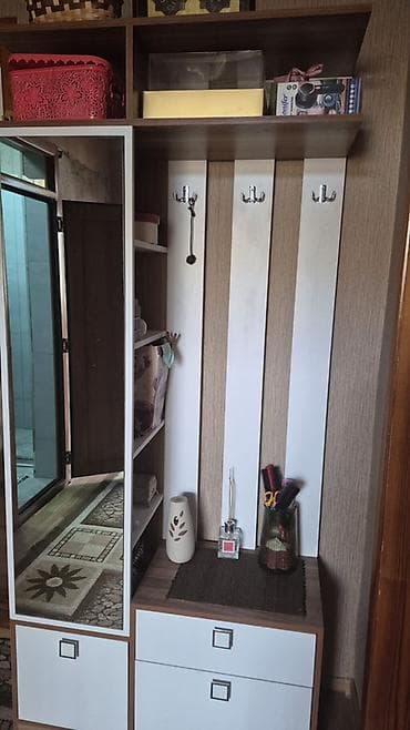 pvc qapi: Dəhliz üçün asılqanlı dolab-garnitur - Rəng və material: ağ və ağac — 1