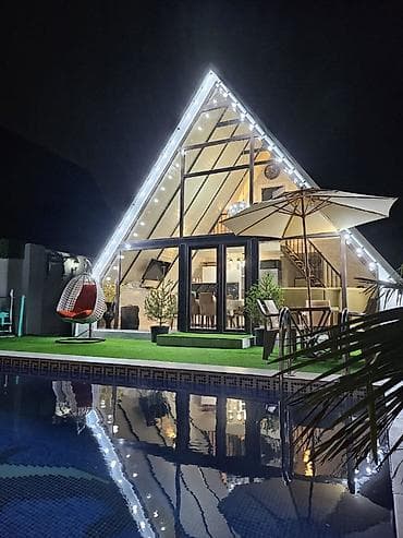 A‑Frame dizaynlı şüşə fasadlı rahat istirahət evi – şəxsi həyətyanı