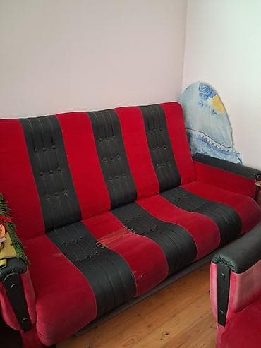 1 Divan. 2 Kreslo. Taxta stul: 6 ədəd, oturacaq hissəsi karkas — 1