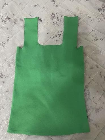 Yaşıl rəngli qadın topık