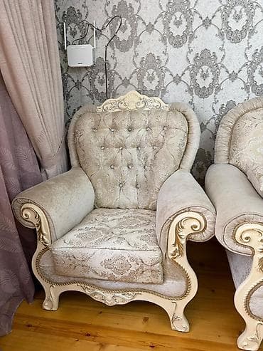 stul ev: Klassik üslubda yemək və qonaq otağı dəsti Tərkib: - Yemək masası + 6 — 3