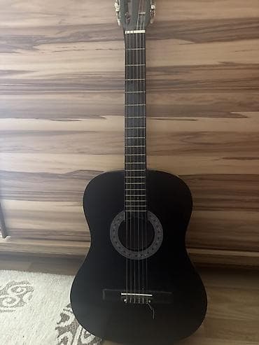 Klassik akustik gitar – qara rəng - Korpus: tam ölçülü klassik forma
