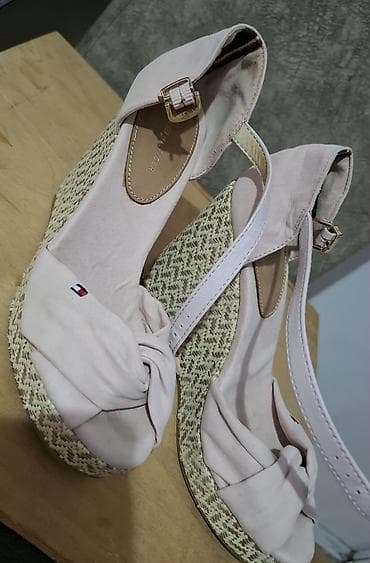 Çox az geyinilib yeni kimidi. Platformanin hundurluyu 10 sm. Tommy — 2