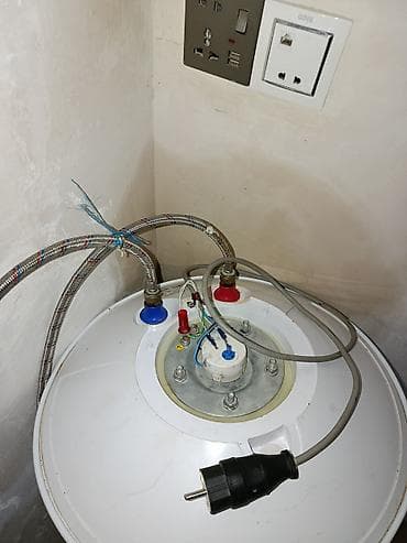 dus kabina: Elektrik su qızdırıcısı (boiler), silindrik şaquli gövdə, ağ rəng. - — 2