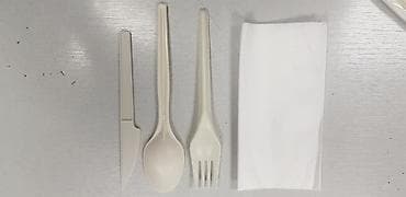 hesam qablari: Birdəfəlik bıçaq, çəngəl və qaşıqdan ibarət, salfetlə birlikdə təqdim — 1