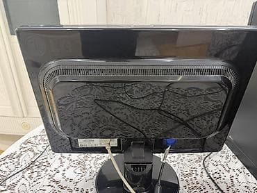 masa komputer: LG Flatron W1952S 19" LCD monitor - Ekran: 19 düym, geniş format — 2