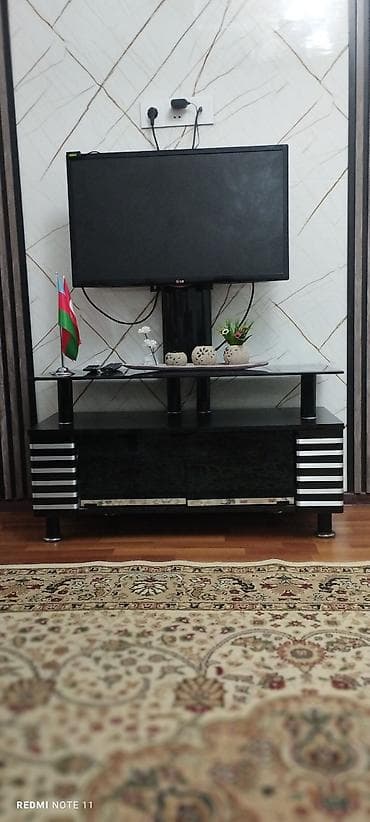 Düz TV altlığı, Polkalı, Şüşəli