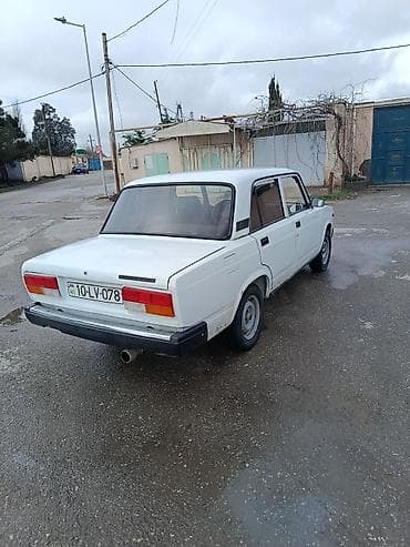 qaz 24 volga: VAZ 2107 sedan - Kuzov: 4 qapılı, klassik ağ rəng - Mühərrik — 5