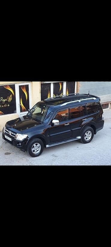 Tam qara rəngdə Mitsubishi Pajero SUV avtomobili. Avtomobilin yuxarı