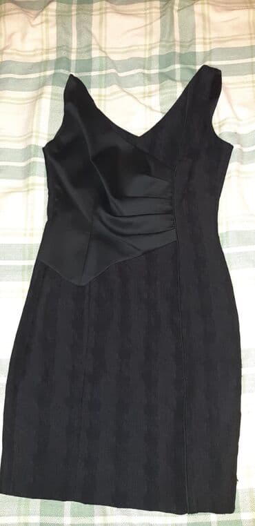 Размер S.
Ношено пару раз. В хорошем состоянии