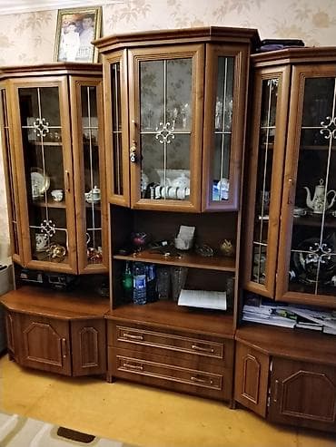 Klassik üslubda iri ölçülü qonaq otağı üçün vitrinli divar mebeli — 1