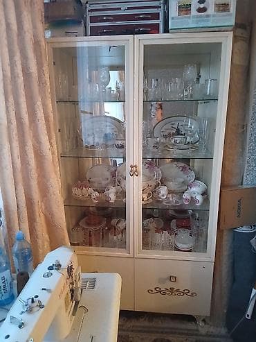 Qonaq otağı üçün mebel dəsti Tərkib: - Vitrin şkaf: 2 şüşə qapılı, 3