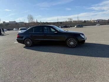 Tavalar: Mercedes-Benz E 320: 3.2 l | 2003 il Sedan — 5