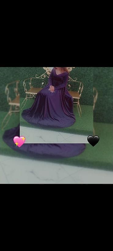 Bənövşəyi məxməri ziyafət donu - Uzun, yerə qədər model; arxada lalafo.az -da Bənövşəyi məxməri ziyafət donu - Uzun, yerə qədər model; arxada