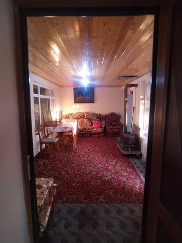 Kirayə üçün ev - Plan: böyük zal, ayrıca yataq otaqları - Zal: taxta