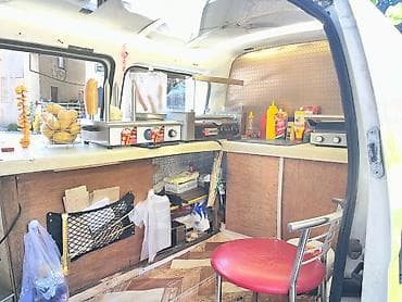 food truck: Sarı rəngli mobil “fast food” furqonu – isti və qəlyanaltılar yerində — 6