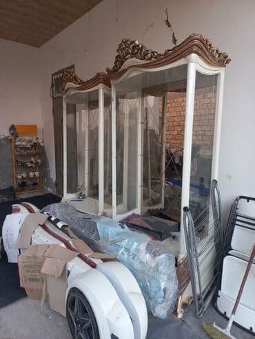 Şüşəli dolab vitrini