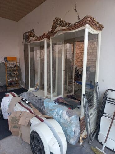 стеклянный фартук для кухни: Zərif naxışlı qızılı bəzəkləri və güzgülü arxa panelləri olan ağ — 2