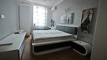 Mebel: Məhsul: Qara-çəhrayı parlaq önlü, ağ korpuslu müasir qarderob və uyğun — 4