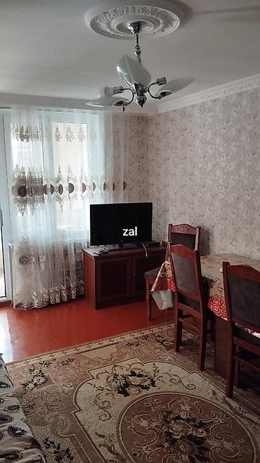 1 otaqlı mənzil – mebel və texnika ilə - Zal: pəncərədən işıq alan