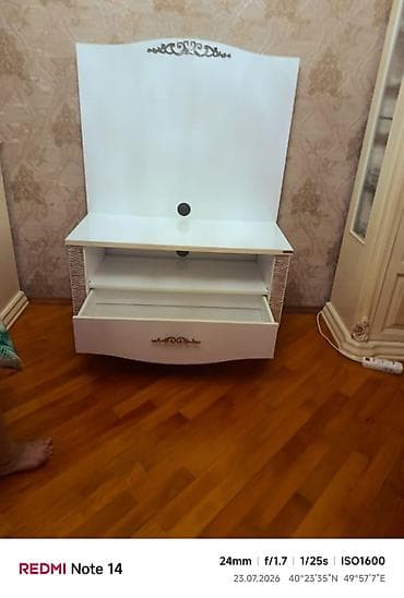 tibbi ref: DONAT brendi TV stendi - Rəng: ağ, zərif qızılı dekor elementləri ilə — 2