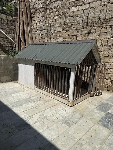 Böyük ölçülü it evi və açıq volyer - Karkas: qalın taxta