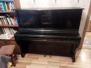 Upright pianino – klassik qara korpus, dekorativ ön panel naxışlı
