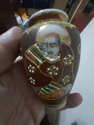 ваза напольная стеклянная высокая без узора: Moriaj üslubunda vaza. Farfor, əl boyası, zərli. Satsuma, Yaponiya — 1