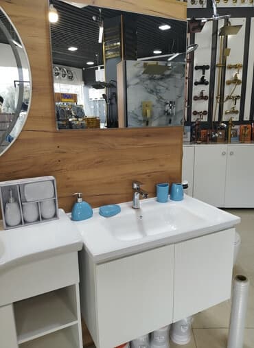 hamam eşyaları: Ağ rəngdə, divara montaj olunan, iki qapılı, lavabolu hamam mebeli. Bu — 1