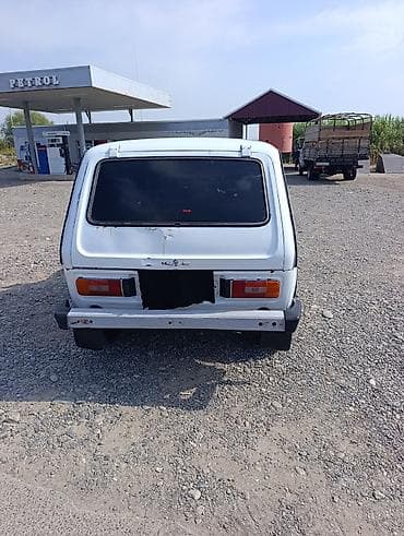 lifan kpr 250: VAZ Niva avtomobili təqdim olunur. Kuzov ağ rəngdədir və klassik 3 — 4