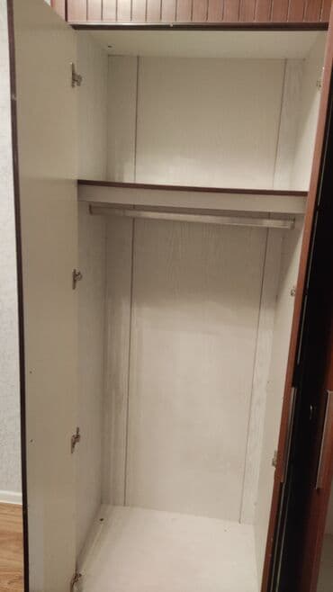 Masalar və oturacaqlar: Açılan, 4 qapılı Düz dolab, Qarderob, paltar dolabı — 3