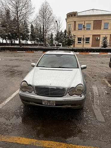 xezer avtomobil satis merkezi: Mercedes-Benz C-Class sedan (W203), gümüş rəng. - Kuzov: 4 qapılı — 4
