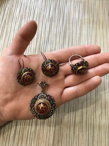 isbartivni desdleri: Gümüş.prob 925.Üzüyün ölçüsü 18.Qaslari qiymetlidir.Çox az istifadə — 2