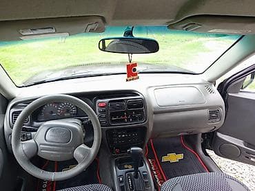 nissan sunny 2005: === PART 1: TEXTUAL DESCRIPTION === Qara rəngdə Chevrolet Tracker SUV — 9