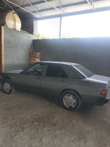 Mercedes-Benz sedan, boz rəng, 4 qapılı, arxa ötürücülü. Klassik