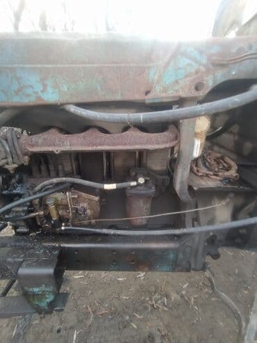 əl traktoru: Sovet istehsalı təkərli traktor - Korpus: metal kabinli, ön iki — 4