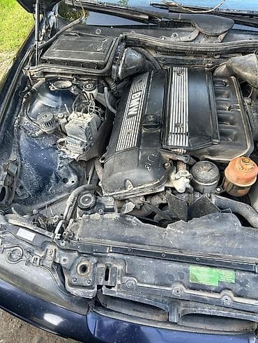 BMW 525: 2.5 l | Sedan — 5