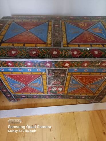 Ənənəvi naxışlarla bəzədilmiş bu taxta sandıq, rəngarəng boyalarla əl