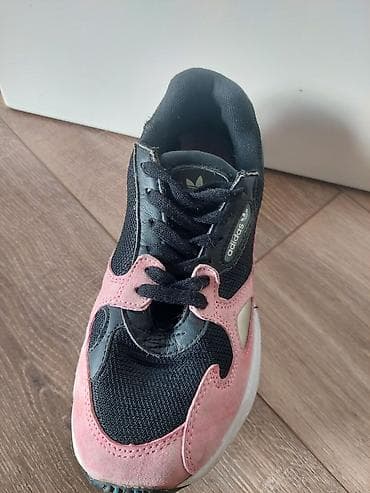 krosofka: İdman ayaqqabısı və zərif bot dəsti - Model: Adidas Yeezy 700 — 7