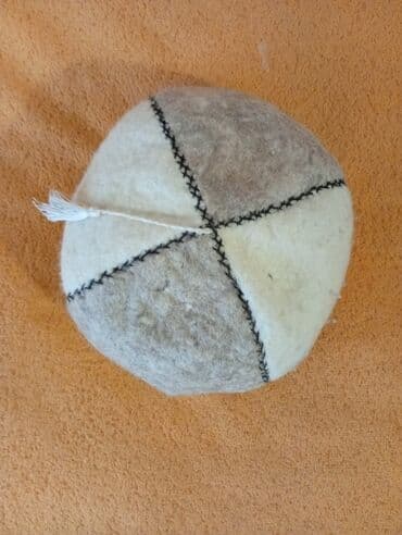 женские шапки крупной вязки: Əl işi keçə papaq - Material: qalın təbii keçə (ağ və boz panellər) — 2