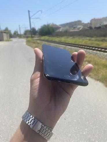 se iphone: IPhone 7 Plus, Qara, Barmaq izi — 4