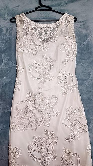 Bir neçe defe geyinilib. Ön hisse bağlı, kürek hisse açigdir. 15 — 4