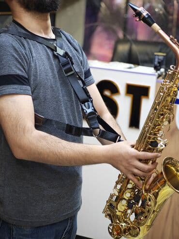 Tar: Saksafon boyun kəməri Bu kəmər alətin ağırlığını daşımaq və ifa zamanı — 1