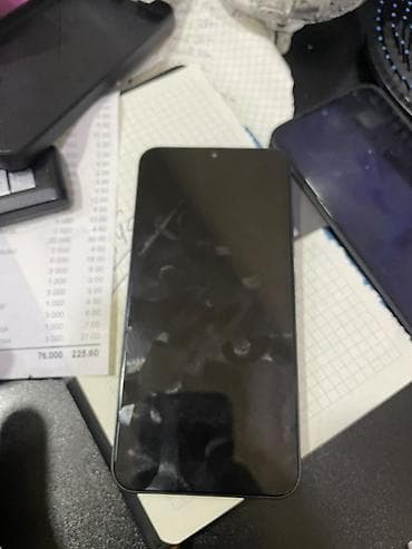 oyun rolları: Android smartfon Xüsusiyyətlər: - Tam ekranlı ön panel, mərkəzdə ön — 2