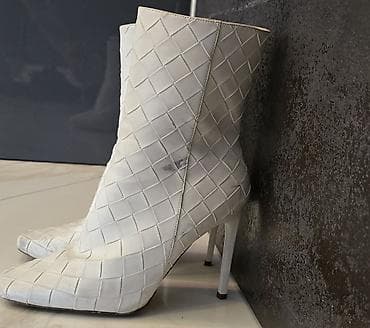 ağ şalvar: Ağ rəngli qadın çəkmələri – nazik hündürdaban, qısa boğazlı model. - — 2