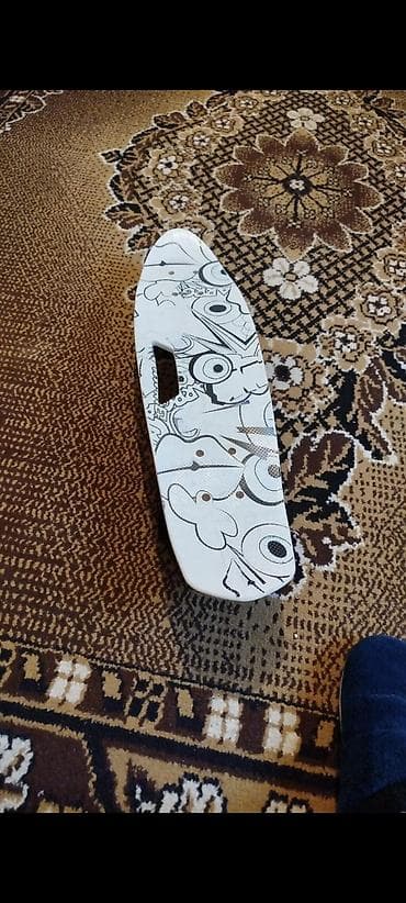 Plastik kruizer skeytbord - Gövdə: möhkəm ağ plastikdən, üst hissədə